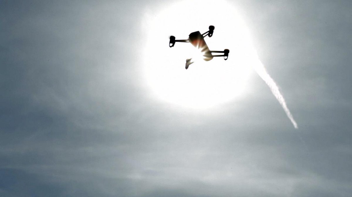 mno_jl's tweet photo. Des #drones pilotés grâce à la #4G @orange. Exploit technique avec @Parrot &amp; @Azurdrones http://t.co/Vm0hdYnHhv http://t.co/ErtDmaihoZ