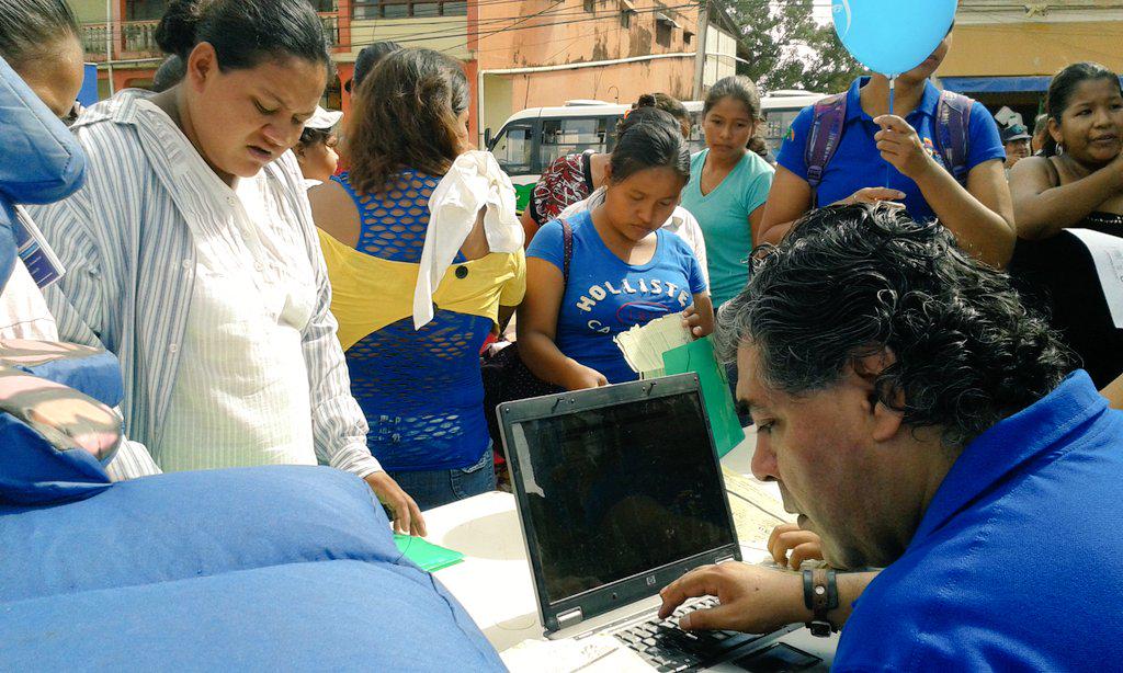 AdemafBeni's tweet photo. ADEMAF y Bono "Juana Azurduy de Padilla" realizan Feria Informativa por el Día de la Madre boliviana en Trinidad-Beni http://t.co/IuX5EJYJun