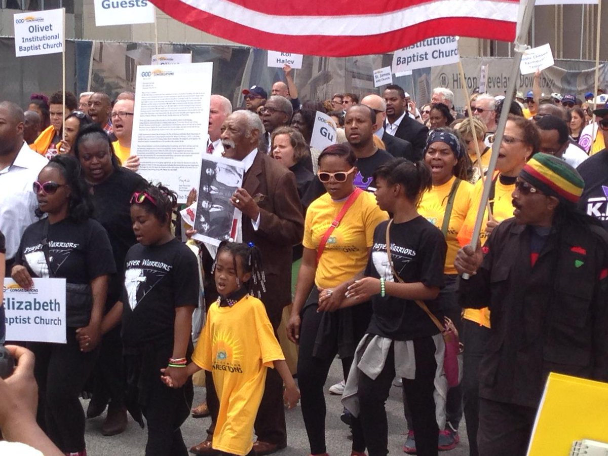 AdamFerrise's tweet photo. About 600 marchers heading to city hall now #CLEprotests http://t.co/jWTpN3Kgsq