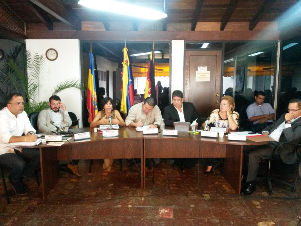 omarnowak's tweet photo. Exigimos la inmediata depuración de @PoliciaHatillo. ¡Basta de tanta impunidad y atropello con nuestros vecinos! http://t.co/jOBUxTCSUB