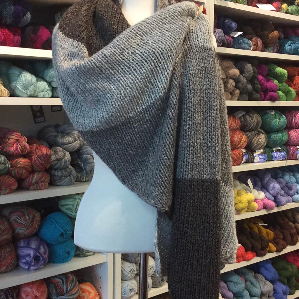 TwistedLoopYarn's tweet photo. Bias Colorblock Wrap #twistedloopyarn http://t.co/7aULhyqfd5