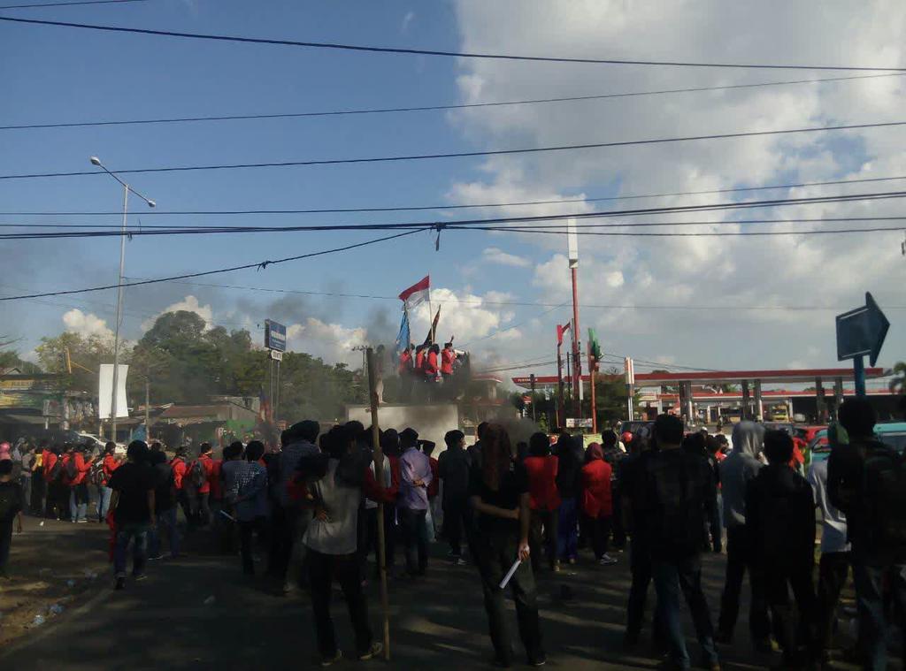 okftunhas's tweet photo. Suasana massa Aksi dipintu 1 Unhas siang tadi.. "Aksi Teknik Menggugat" #SAVEOKFT
@anak_unhas @identitasonline http://t.co/x9DoQGEqq4