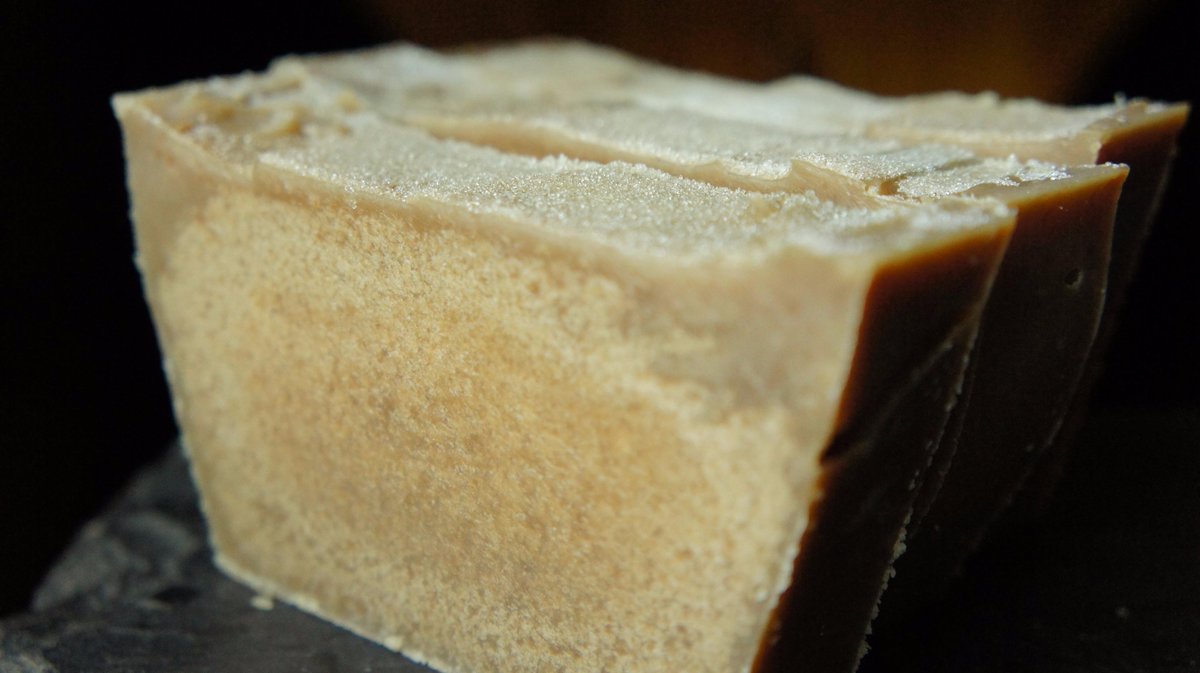 EmberEssentials's tweet image. Oatmeal, Milk, and Honey Shampoo with Apple Cider Vinegar for shinier, healthier hair! #health #beauty #natural #hair