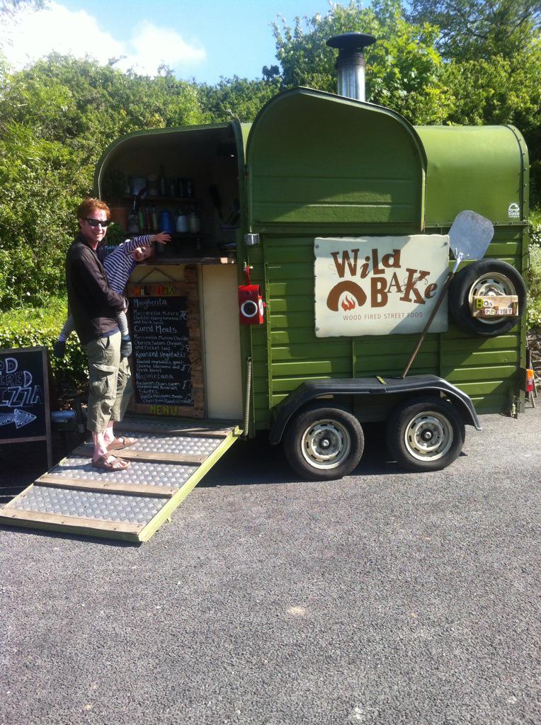 johnjdanks's tweet photo. Well that's the first time I've eaten a pizza baked in the back of a converted horse box. Delicious. Thanks @WildBake http://t.co/TF5kMJda19