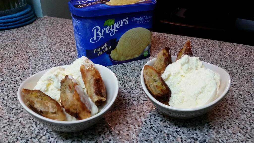 ButlersKitchen7's tweet photo. #summer is here 🍦🍧🍨 #friedbanana #turon served with #breyersicecream #NoFilter #ButlersKitchen http://t.co/RY9a3yT2CZ