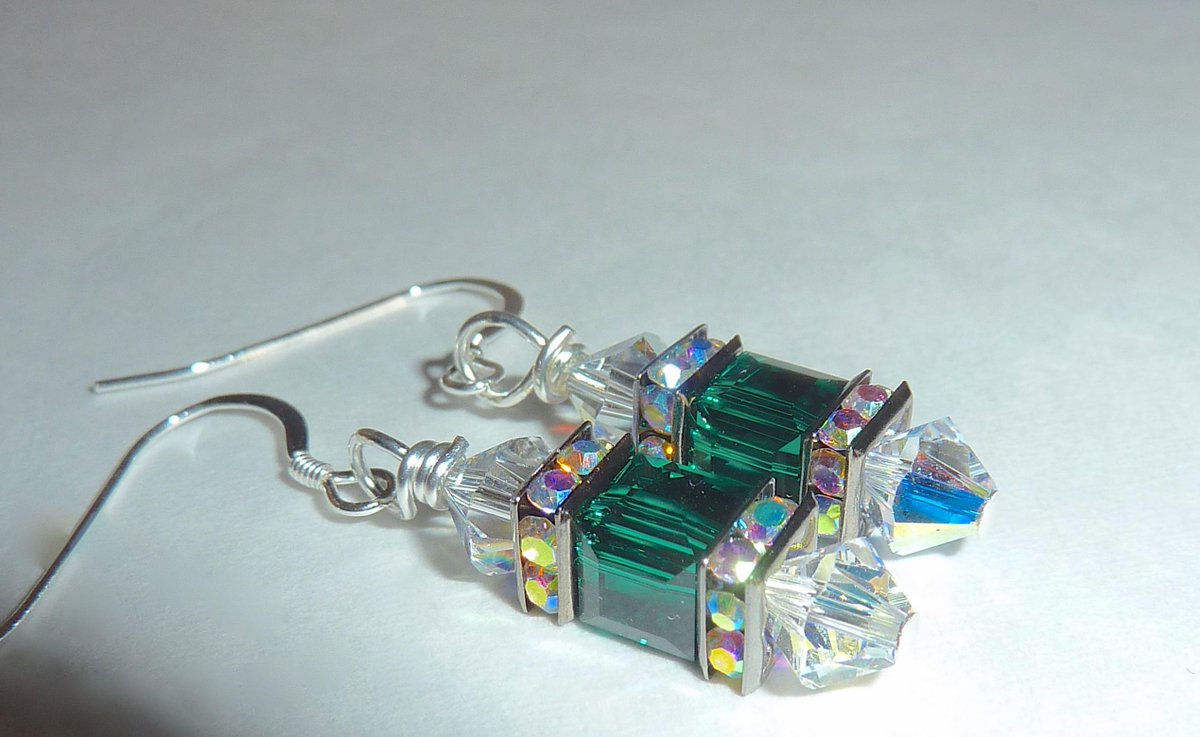 So very lovely! Emerald crystal! #jewelryonetsy #Etsyretwt #emeraldcrystal #sterling etsy.com/listing/217631…