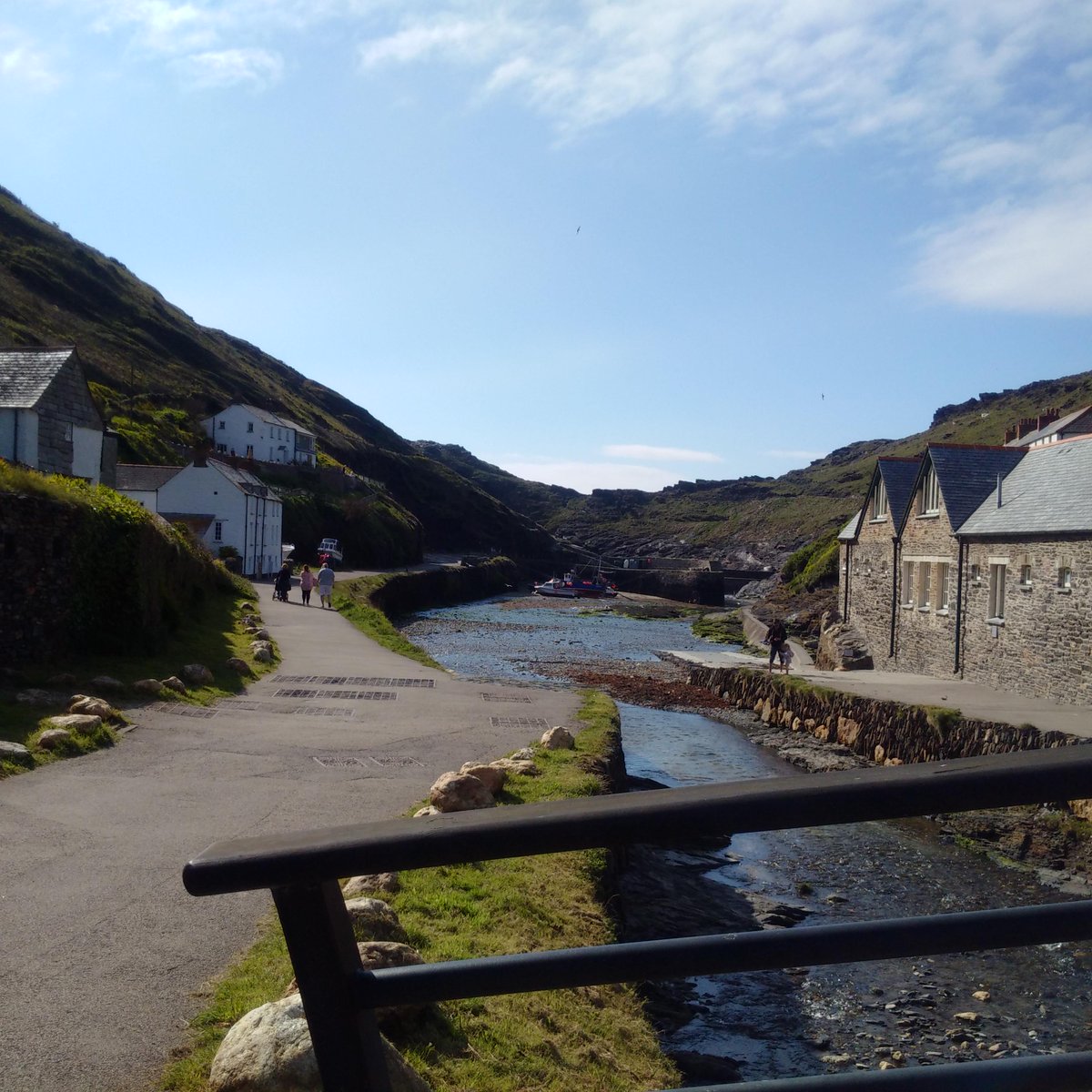 itsTonyHiller's tweet photo. #Boscastle visit w/@Beccaroo_C 😀 http://t.co/EU4i7Iphg7