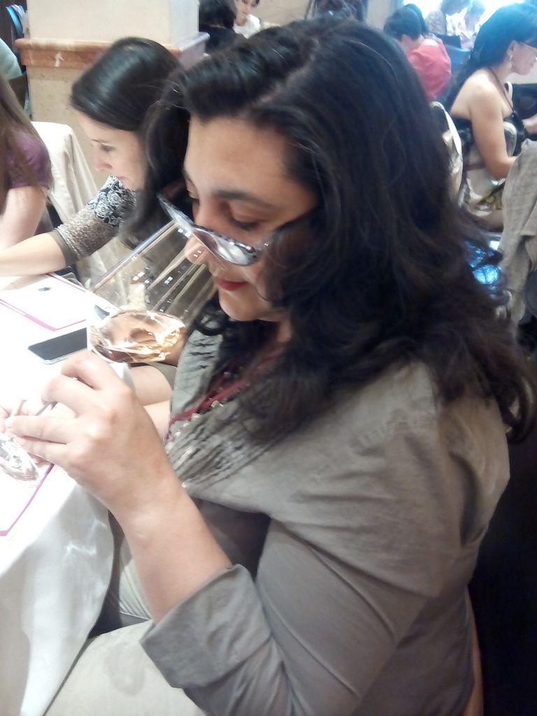 El primer vino de la cata a ciegas .<a href="/AmaviConcurso/">Amavi</a>  es un blanco .@alabonfranquet #ConcursoAmavi ¿Será el favorito?