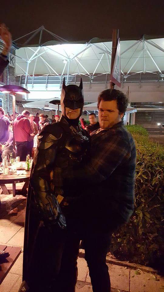 cakebread92's tweet photo. @OMGitsfirefoxx watching the stream reminded me that i met batman down the pub at mcm this weekend. I was quite drunk http://t.co/nUBZEYQQ7G