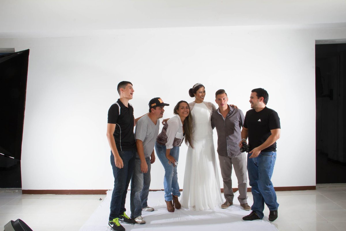 matrifashion's tweet photo. #FelizMartes @matrifashion @maribelnovias @BolanosMartha @odry_08 #REVISTAEVENTOS #MATRIMONIOSFASHION http://t.co/IXbrPv4hzd