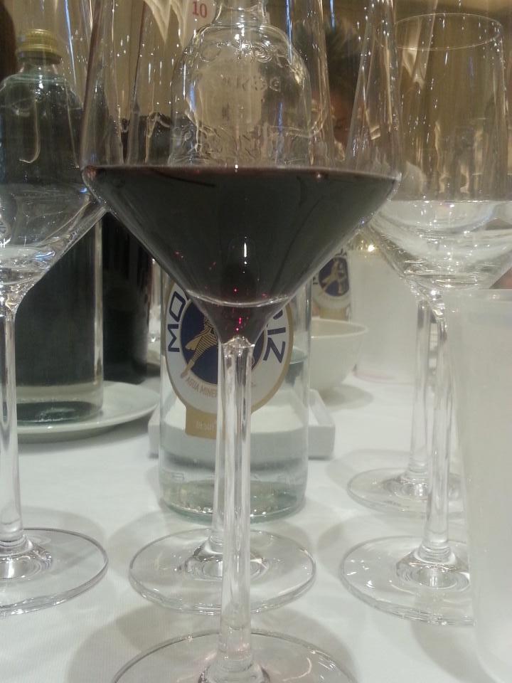 Ya vamos por el tercero. Esta vez un tinto.
<a href="/AmaviConcurso/">Amavi</a>