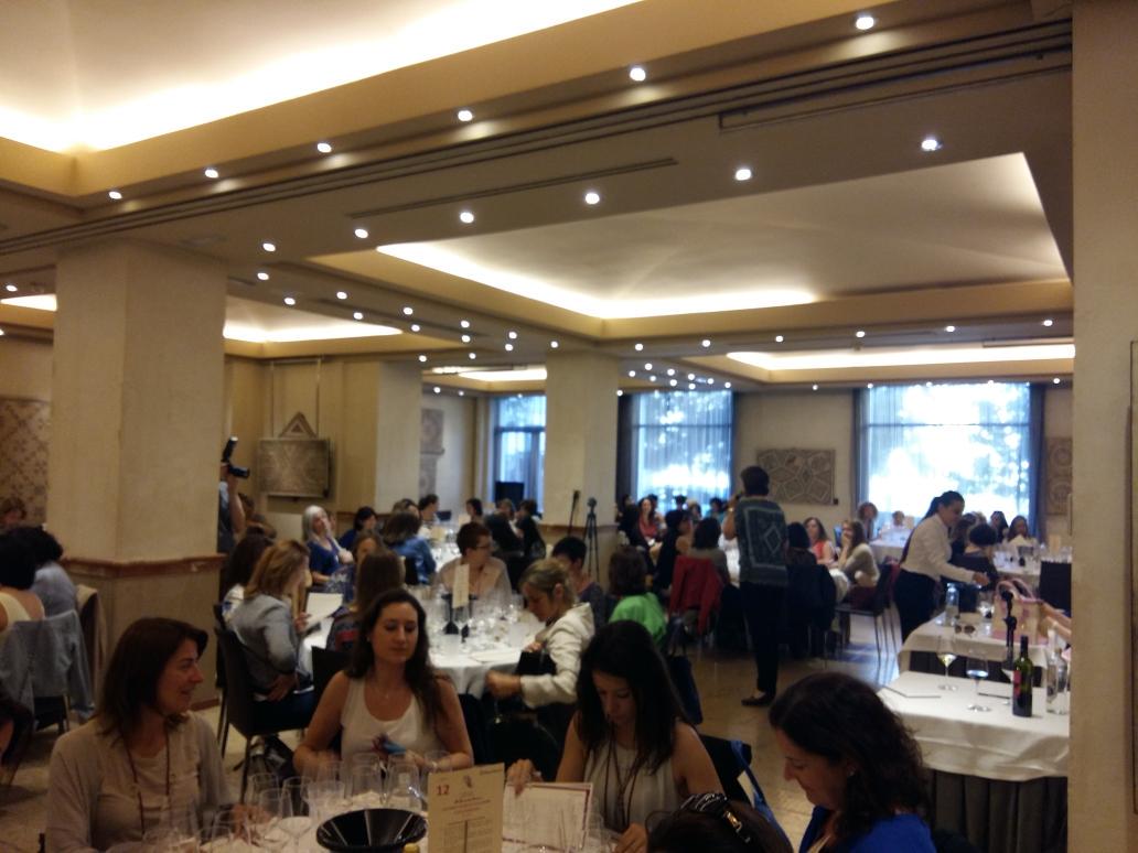 El jurado amateur ya está eligiendo los vinos favoritos de la mujer #ConcursoAmavi