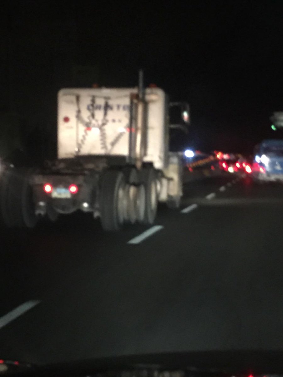 pablogarciag's tweet photo. Un caminón con solo 3 ruedas de 4 traseras. (Acto Inseguro) @alfonsourena #SeguridadRD http://t.co/2Lo0dfQqpT