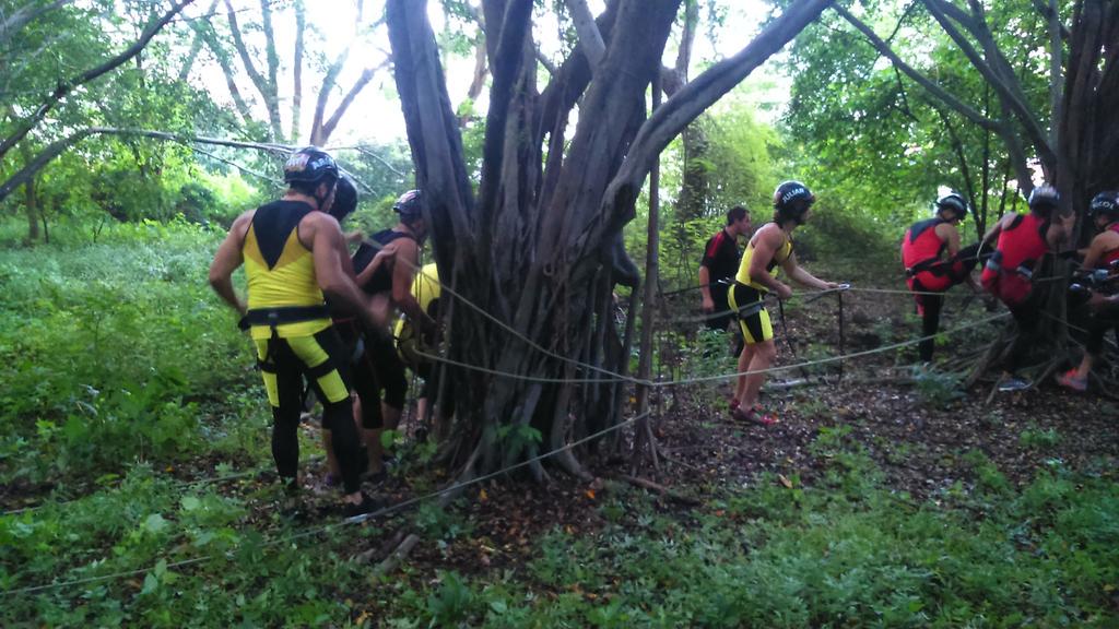 TCdeportesEC's tweet photo. ¿Qué te parece? ¡Enredados en medio del bosque!
El equipo rojo comanda en la competencia.
HT: #ElReality7en http://t.co/fgho12rsml