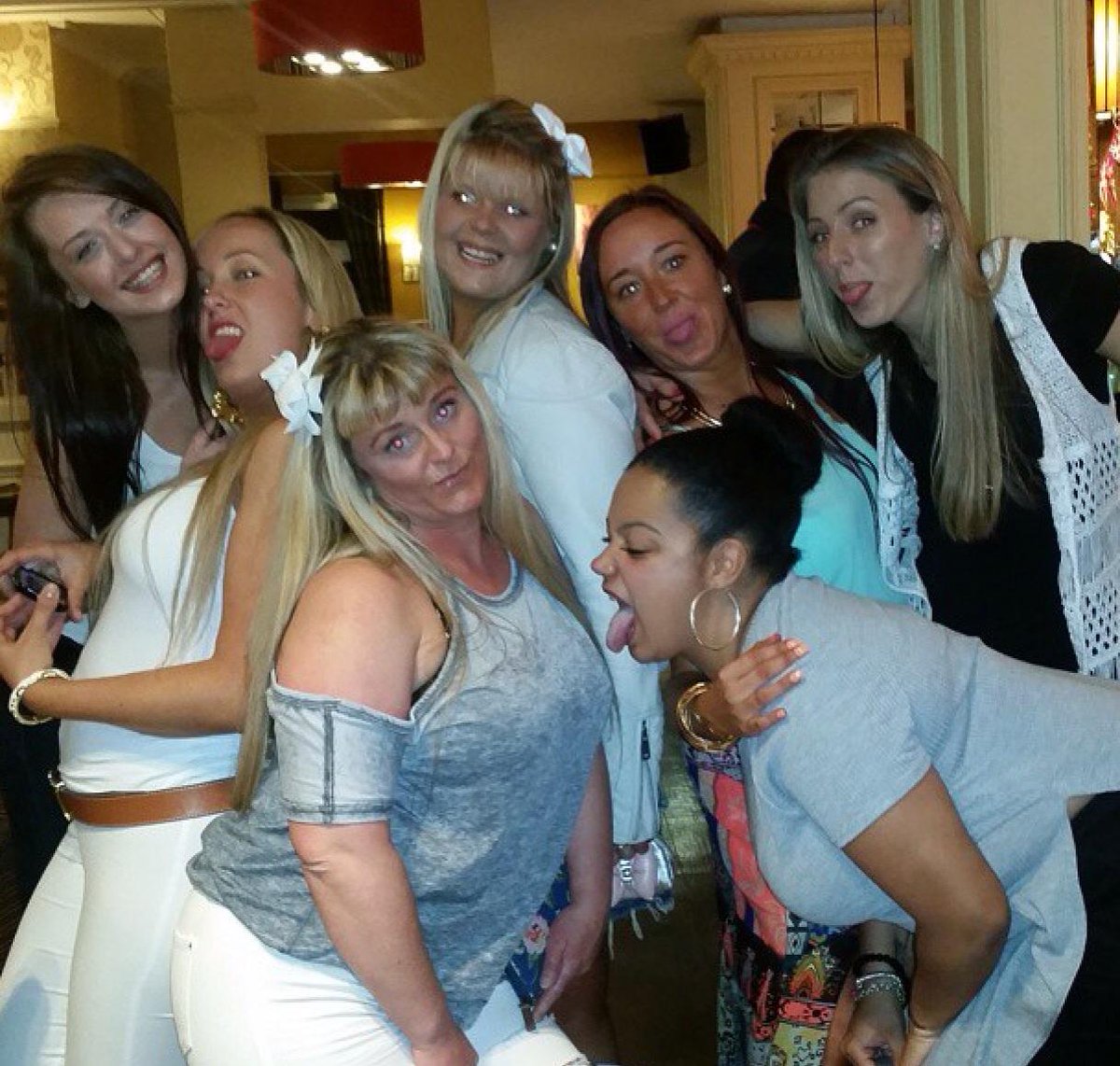 Queen_Roch's tweet photo. Exposure @Kel_Lou1 Birthday @Missyannalovesz @jodie_tofts  #Karma #Ealing Heidi... Lucy...Poppy 💋 http://t.co/hqL3BbqhfP