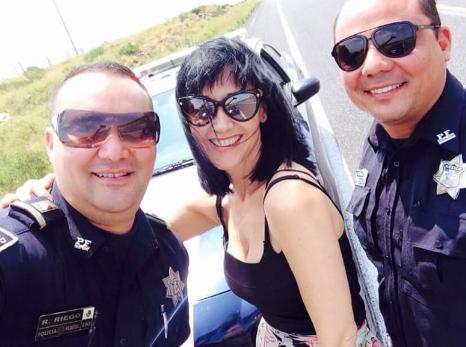 SusanaZabaleta's tweet photo. Qué tal eh! Voy rumbo a Monclova, porque voy a dar una conferencia y que me paran los federales ¡Es lo que hay! http://t.co/Veyy08S3F5