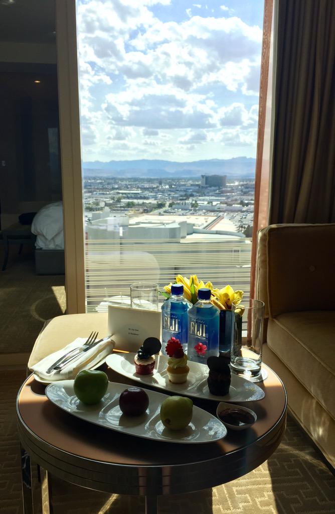 Kaichao's tweet photo. Our place in the sky! #notcomplaining Thank You @MO_LASVEGAS, you know us too well! #MOsales #cupcakes #vegas http://t.co/m8Fcb21m1x