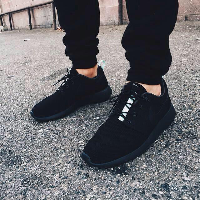 NikeGeazz's tweet photo. Triple black Roshes http://t.co/Vw3Y42KzdT