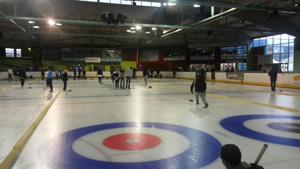 BesanconCurling's tweet photo. Le tournoi découverte de curling a débuté. Une semaine de folie s'annonce maintenant #curling #besancon #socurl #bcc http://t.co/2Bt78omPNL