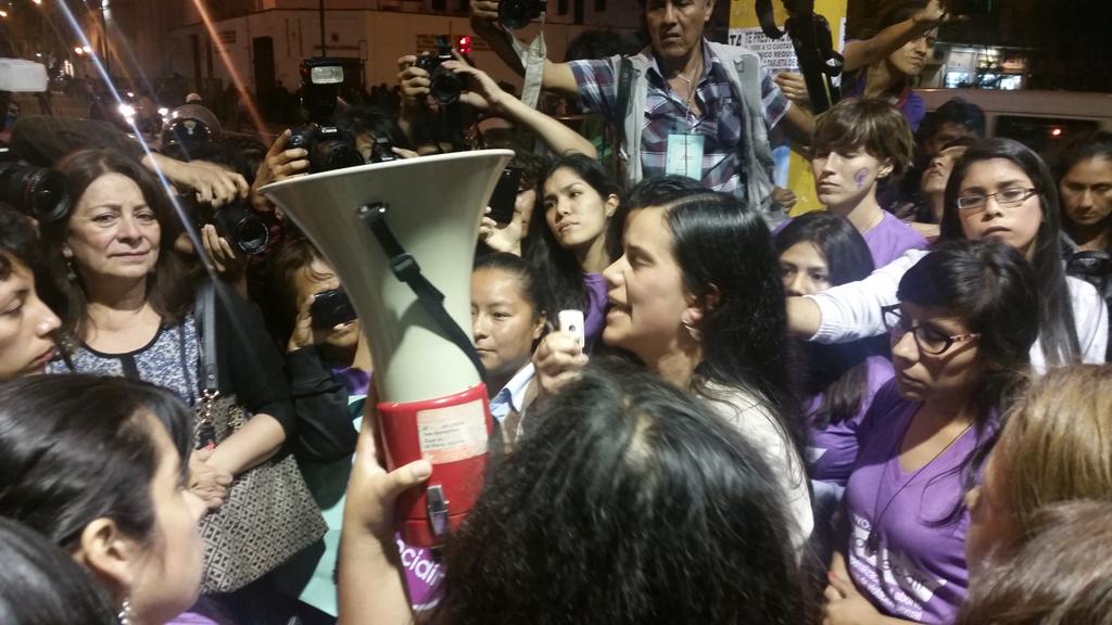 DejalaDecidir's tweet photo. .@Vero_Mendoza_F afuera de Congreso "Nadie nos puede obligar a continuar con el producto de un crimen" #DéjalaDecidir http://t.co/9IyUffJYvt