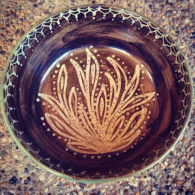 ourbestfinds's tweet photo. The decorative design in this hand thrown pottery bowl from @sarahscatespottery makes it an ideal dish for serving!… http://t.co/uFoJC8WpCf