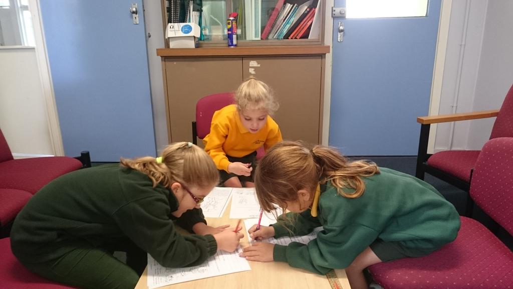 CassidyMick's tweet photo. Principal's Yr 2/3 reading 📖 group reading about the circus 🎪 http://t.co/uUnAn4bTLw
