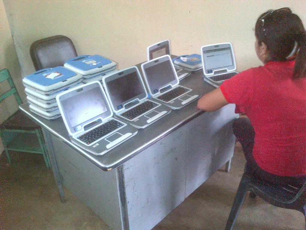 fundabitguaric2's tweet photo. Tutores CBIT reparan  y actualizan la red salón canaimita de la Escuela Las lajitas NER-053 en El Sombrero. http://t.co/KbCKJOC2xu
