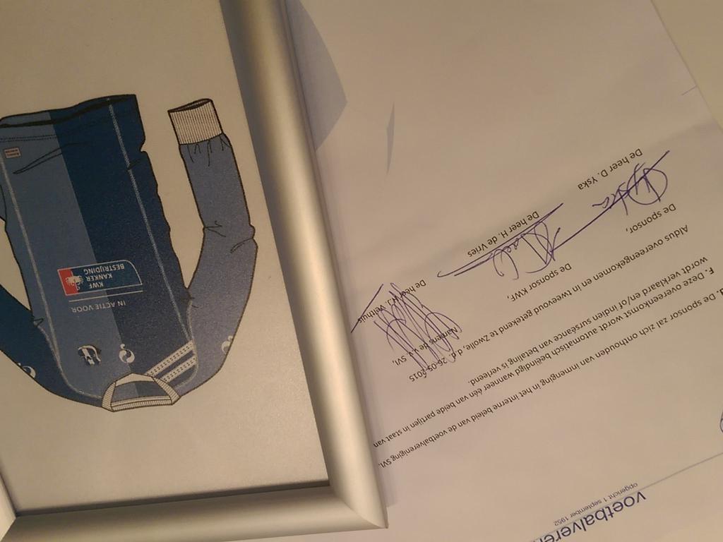 vvsvi10's tweet photo. Contracten zijn getekend. Vanaf komend seizoen staat @kwf_nl op het tenue van @vvsvi 10! http://t.co/KdFogsiKL3