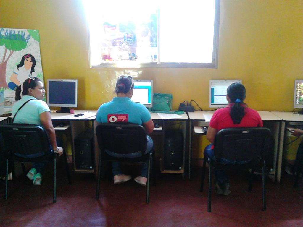 fundabitguaric2's tweet photo. En el CBIT Monseñor Rodriguez Alvarez de las Mercedes del Llano continua el registro UnaMujer #CaravanasDeLaVictoria http://t.co/uz64S2sQ6V