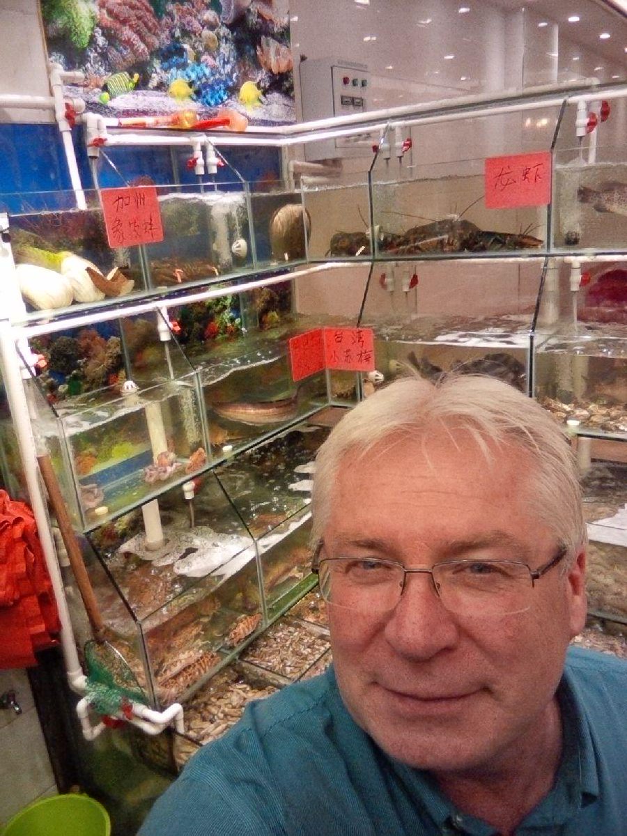 BenGailor's tweet photo. Here's Cyr's actual selfie at a restaurant in Xiamen with live Canadian lobster and geoduck in the background, http://t.co/vyN5F0ZWkR