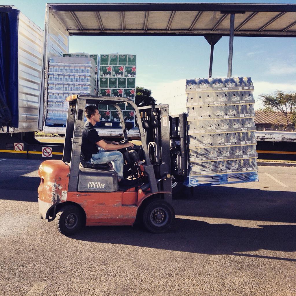 Loading our stock this morning #amstel #beer #HeinekenFinal #liquor <a href="/Heineken/">Heineken</a> <a href="/AmstelSA/">Amstel South Africa</a> plenty stock best prices!