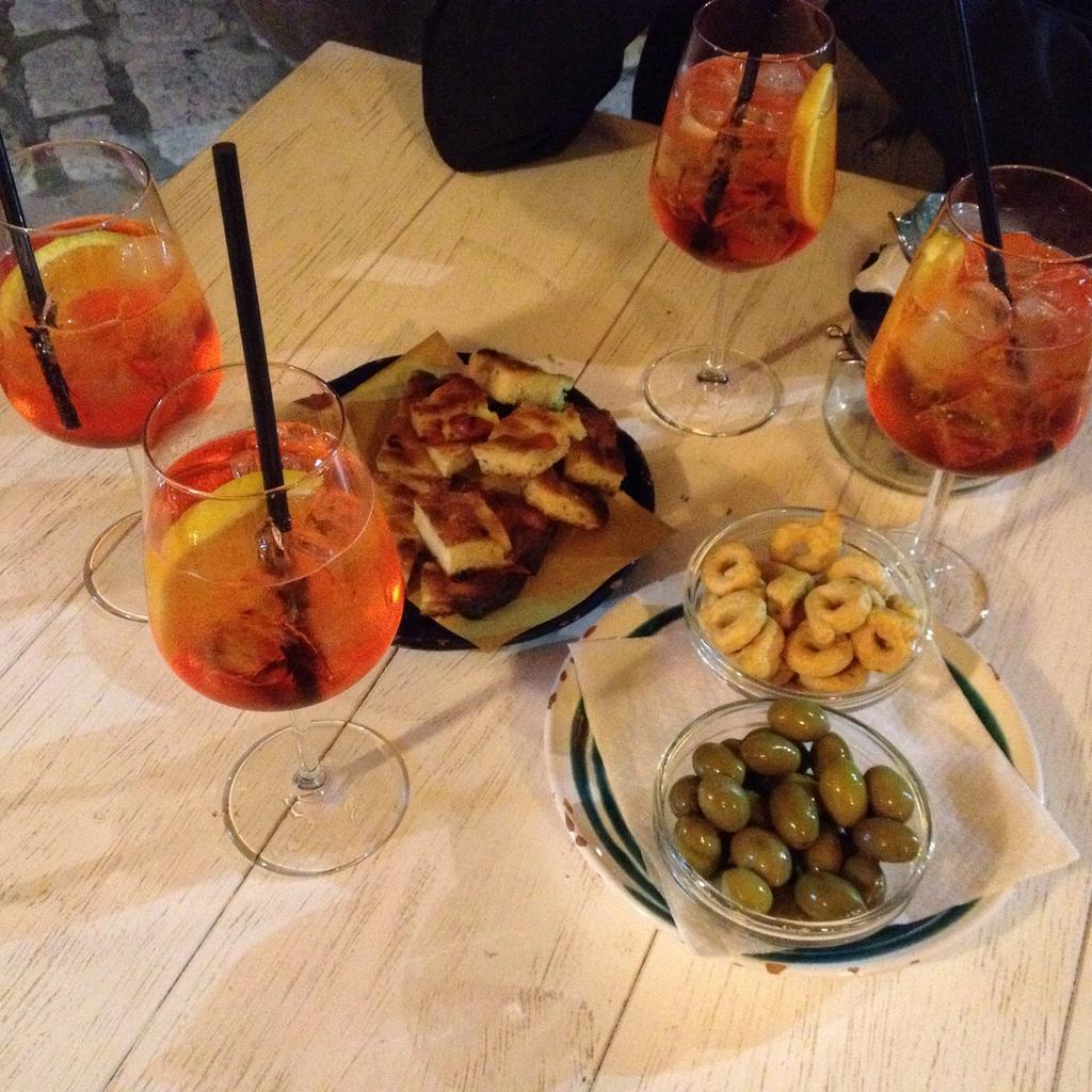 LamaD_Antico's tweet photo. Il network nasce anche davanti a uno #spriz con @trulliangela presso @Docks_101 http://t.co/NfFjG7a7ow