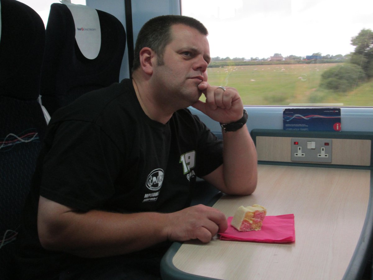MuddyParrett's tweet photo. Mr Giff pondering over battenberg... #muddyparrettrock http://t.co/QXLdfz3U4l