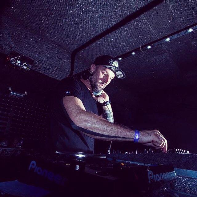 sikztah's tweet photo. Köszi a szombatot @corvintetoinfo ! 🔊⚡️👍🏻 #roofhaus #corvintető #stephanbodzin #kühl #rich #primefm #üdvazirodámban http://t.co/9O8XMmR67H