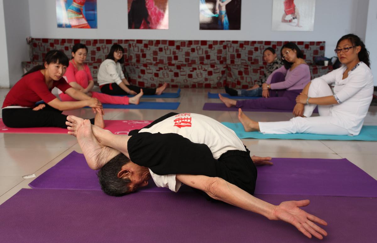 SelfHealGocom's tweet photo. This 84-year-old can do #yoga like nobody's business! http://t.co/xaSW045qpd http://t.co/0kl5Xguax4