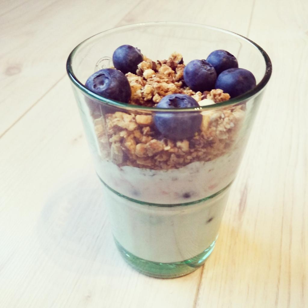 looottieee's tweet photo. Non fat quark, blueberries &amp;  homemade granola! #latenightsnacks #healthyfood #eatclean http://t.co/CGUDmjQxc5 🍴 http://t.co/Y8T7ANNZex