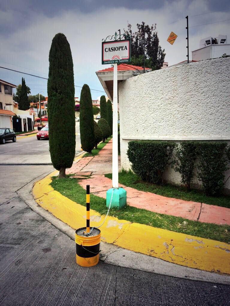 jva1717's tweet photo. Apartan lugares en vía PÚBLICA agreden y amenazan vía láctea jardines de satélite http://t.co/N0N0nxgzGN