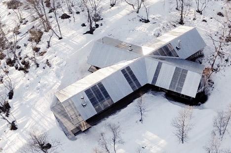 R_s_s_plus's tweet image. На краю природного парка в Норвегии появился небольшой #деревянный_дом,выполненный в виде крестообразной формы.