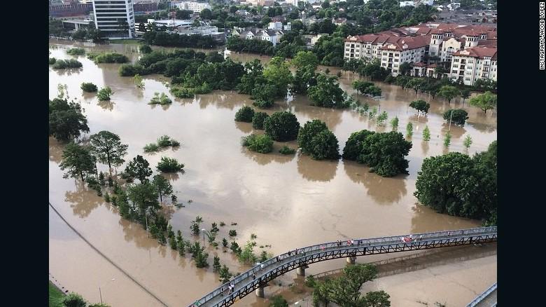 CNNSocialDesk's tweet photo. An aerial view of the damage from the #houstonflood from http://t.co/qtb4CdCOn9: http://t.co/HHNNe5xUOz