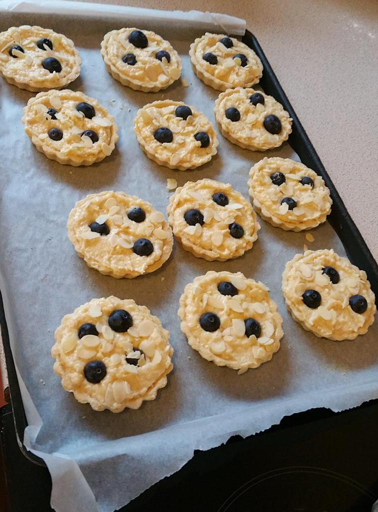 fynecakes's tweet photo. Blueberry frangipane ready for the oven! #scrummy #tearoomdelights http://t.co/yvkGj5ySHN