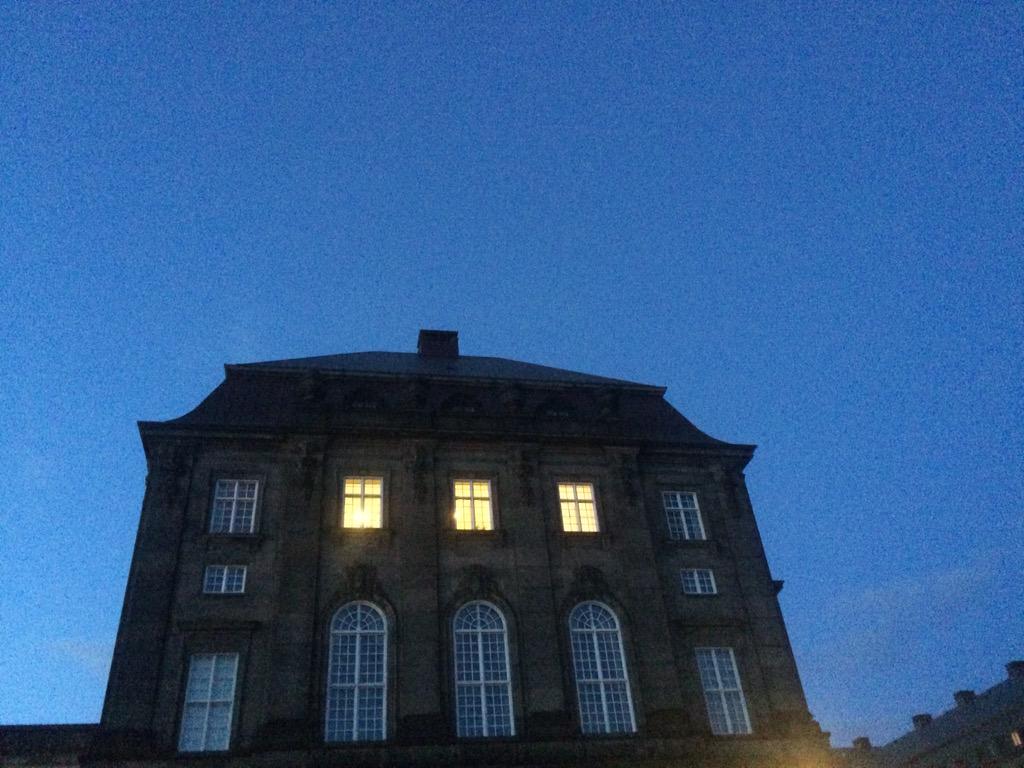 Knud_brix's tweet photo. Stadig lys i Statsministeriet...#dkpol http://t.co/JcHxyCLBOH