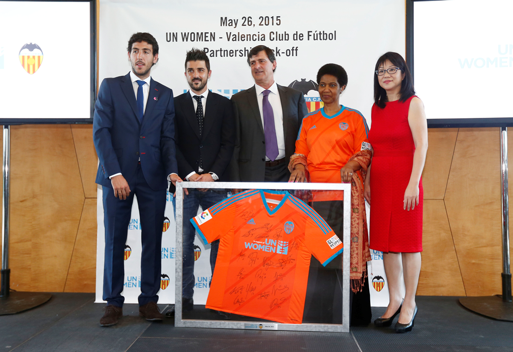 valenciacf_vale's tweet photo. El VCF i @UN_Women presenten un acord de col.laboració per a promoure la igualtat de gènere http://t.co/SJ2XtW2ZET http://t.co/WvyQE53OSs