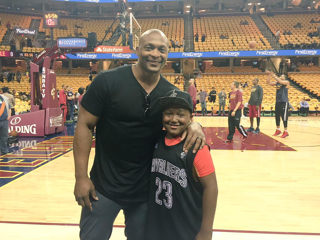 .<a href="/EddieGeorge2727/">Eddie George</a> is #AllForOhio, and tonight, he’s #ALLinCLE. 🏈🏀👊