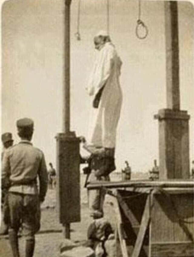 sahabmabda's tweet photo. #اسم_رجل_خلده_الت��ريخ

الشهيد عمر المختار : 
لئن كسر المدفع سيفي فلن يكسر الباطل حقي. http://t.co/4Vt8frIscj