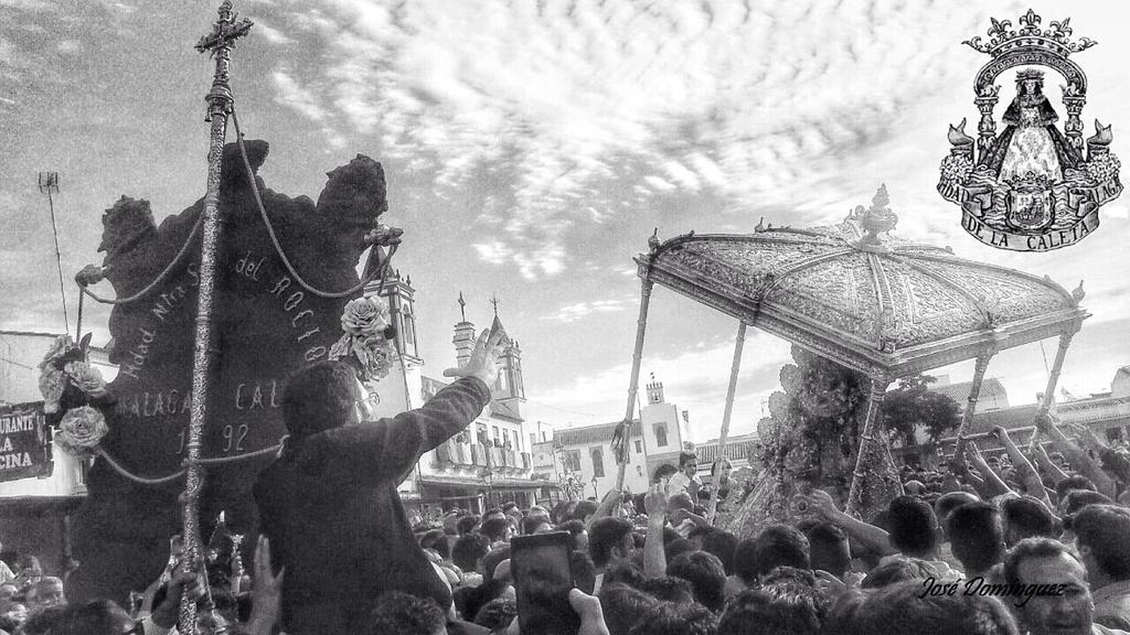 HdadRocioCaleta's tweet photo. Preciosa foto de nuestro hermano Jose Dominguez, en el momento de la llegada de la Virgen ante el Simpecado http://t.co/A32XITWgEa