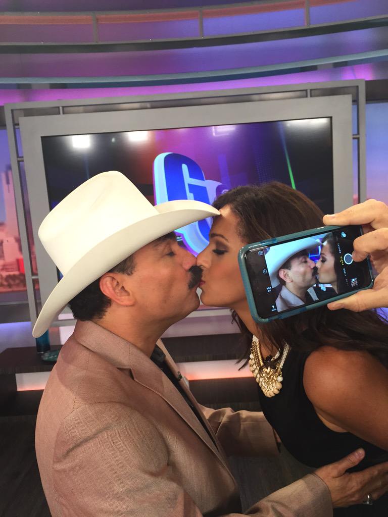 LiliEstefan's tweet photo. ESOOOOOO!! Estas cosas solo pasan en @ElGordoyLaFlaca #AMorDelBueno @elchapo_oficial @nathalia_casco 🙈🙈 @Univision http://t.co/t5iSNFTyLw