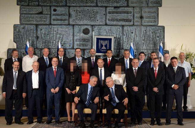 Les femmes du gouvernement israélien supprimées par des journaux ultra-orthodoxes. madame.lefigaro.fr/societe/les-fe…