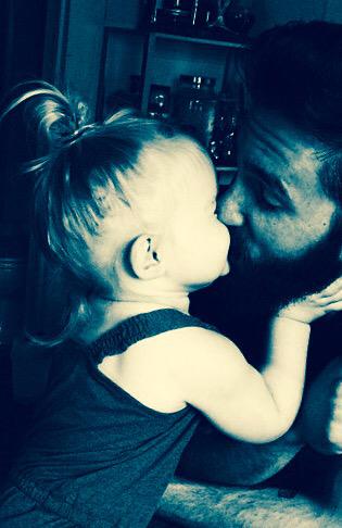 ch180984's tweet photo. Hay cosas que sólo se pueden decir en un abrazo. 😁 http://t.co/aXJfSnUj81