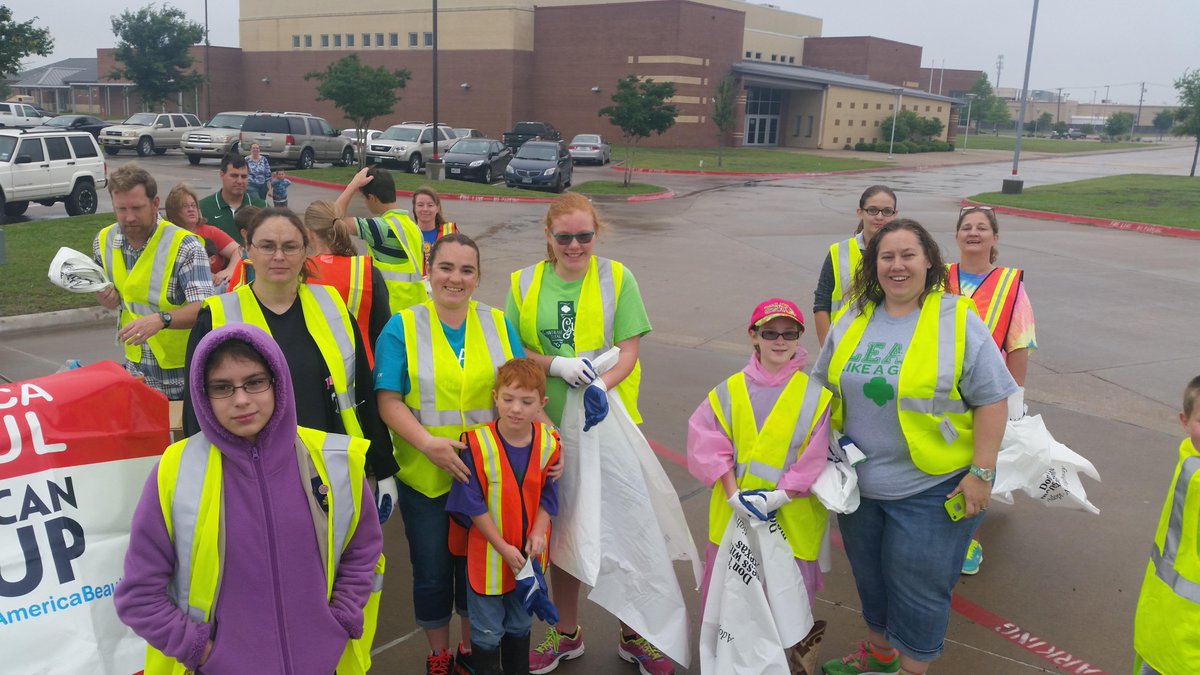 KeepWXBeautiful's tweet photo. Another successful Trash Off! Thanks to our scouts ,@WaxahachieHS Interact, &amp; @Lowes Store 2601! #lovewhereyoulivetx http://t.co/HOqEC0NHZr