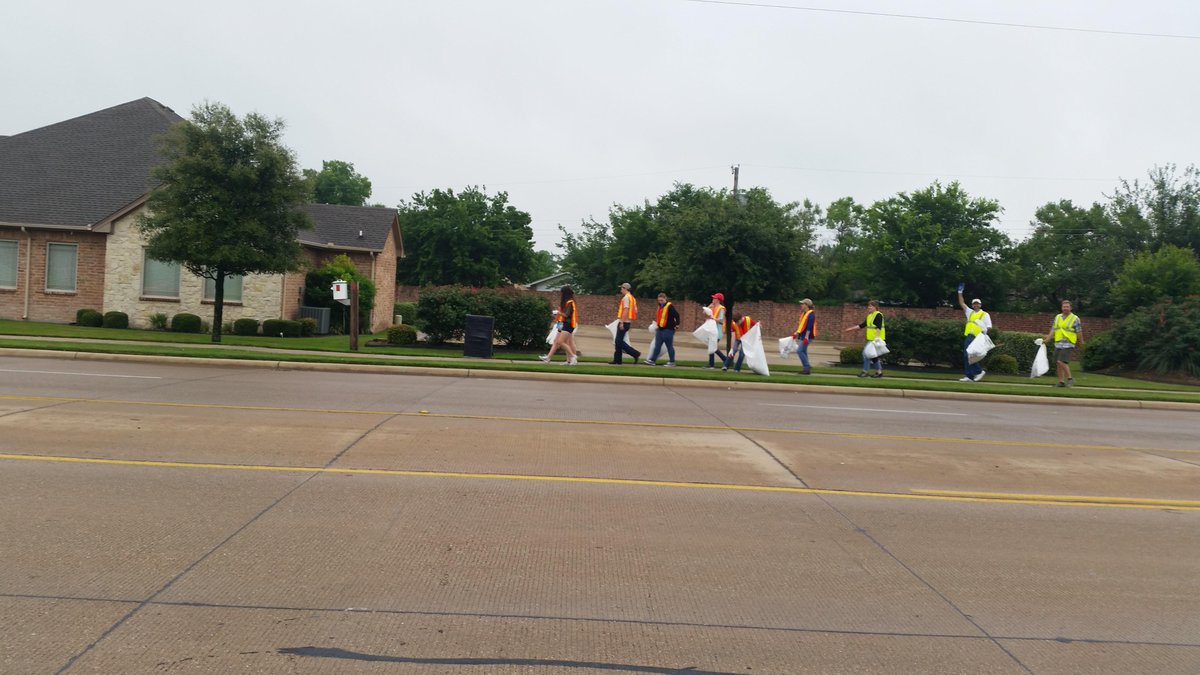 KeepWXBeautiful's tweet photo. Another successful Trash Off! Thanks to our scouts ,@WaxahachieHS Interact, &amp; @Lowes Store 2601! #lovewhereyoulivetx http://t.co/HOqEC0NHZr